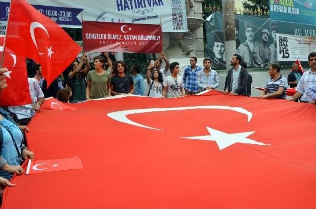 İstiklal&rsquo;de Binlerce Kişi Ter&ouml;r&uuml; Lanetledi