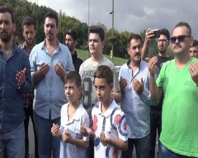 Şehitler Için E5  Karayolu Üzerinde Dua Okudular