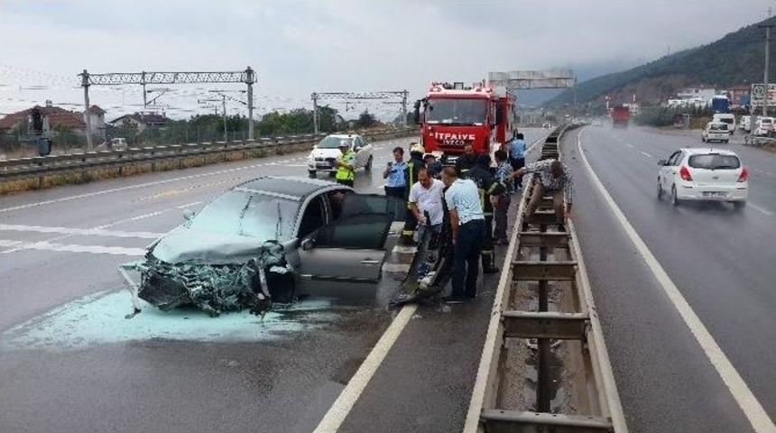 Bariyerlere &Ccedil;arpan Ara&ccedil; Par&ccedil;alandı: 2 Yaralı