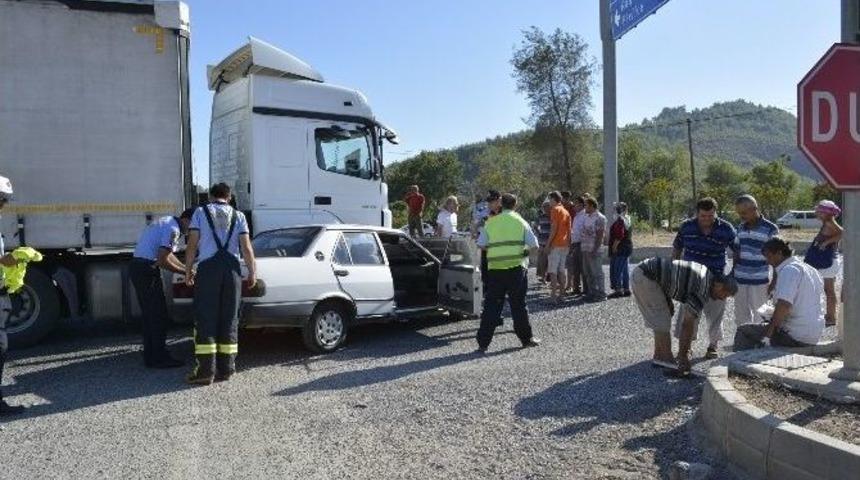 Seydikemer&rsquo;de Kırmızı Işıkta Ge&ccedil;en Tır 1 Kişiyi Yaraladı