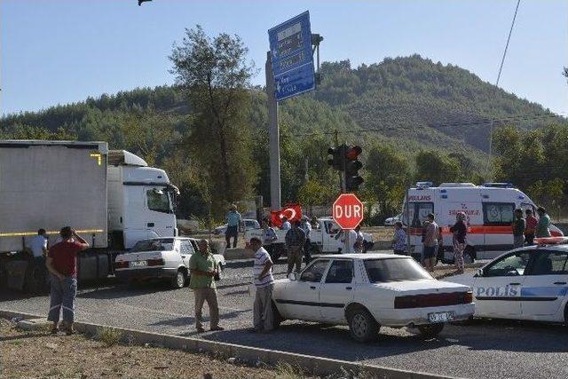 Seydikemer’de Kırmızı Işıkta Geçen Tır 1 Kişiyi Yaraladı