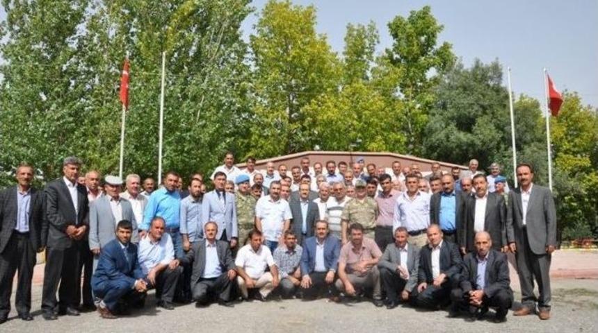Muş Valisi Yavuz, K&ouml;y Korucularıyla Bir Araya Geldi