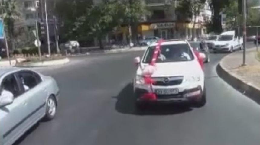 Aydın&rsquo;da D&uuml;ğ&uuml;n Konvoyundaki Kaza Kameralara Yansıdı