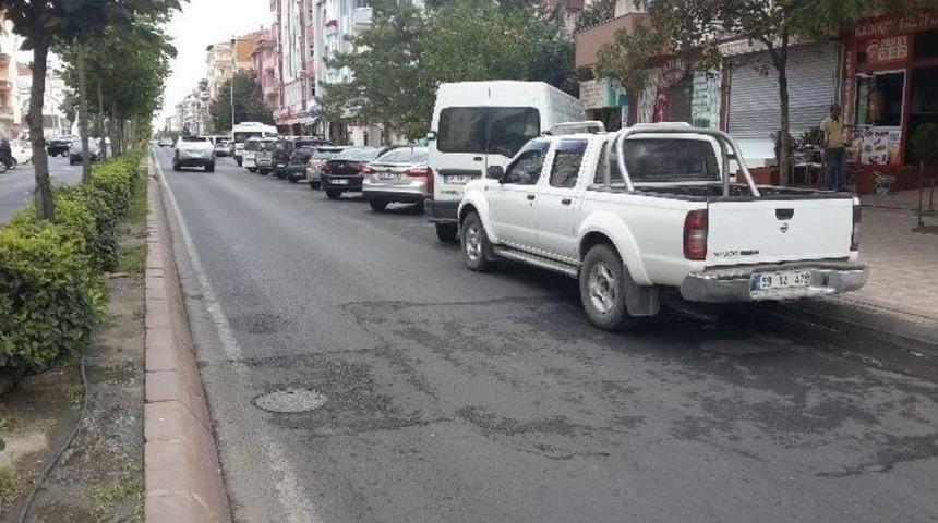 Cadde İkiye B&ouml;l&uuml;nd&uuml;