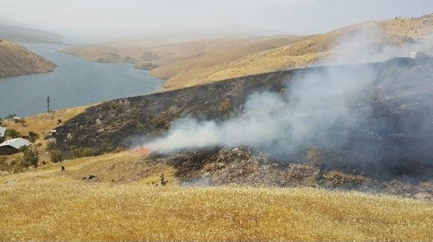 Elazığ&rsquo;da Arazi Yangını Badem Ağa&ccedil;larına Da Zarar Verdi