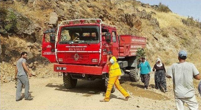 Elazığ’da Arazi Yangını Badem Ağaçlarına Da Zarar Verdi