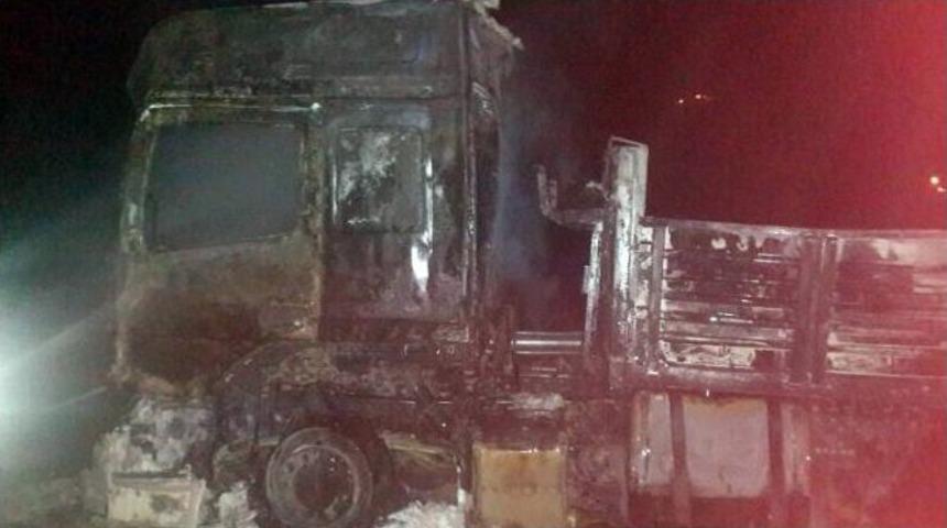Elazığ&rsquo;da Demir Y&uuml;kl&uuml; Tır Yandı