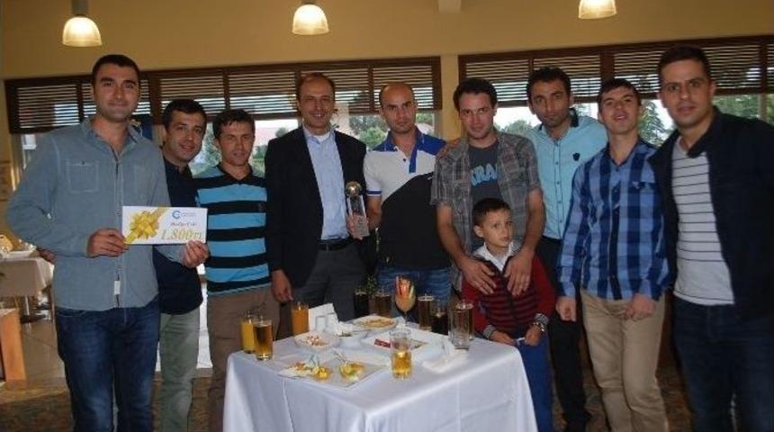 &Ccedil;erkezk&ouml;y Osb&rsquo;den Futbol Ve Tenis Turnuvalarında Dereceye Giren Takım Ve Sporculara &Ouml;d&uuml;l