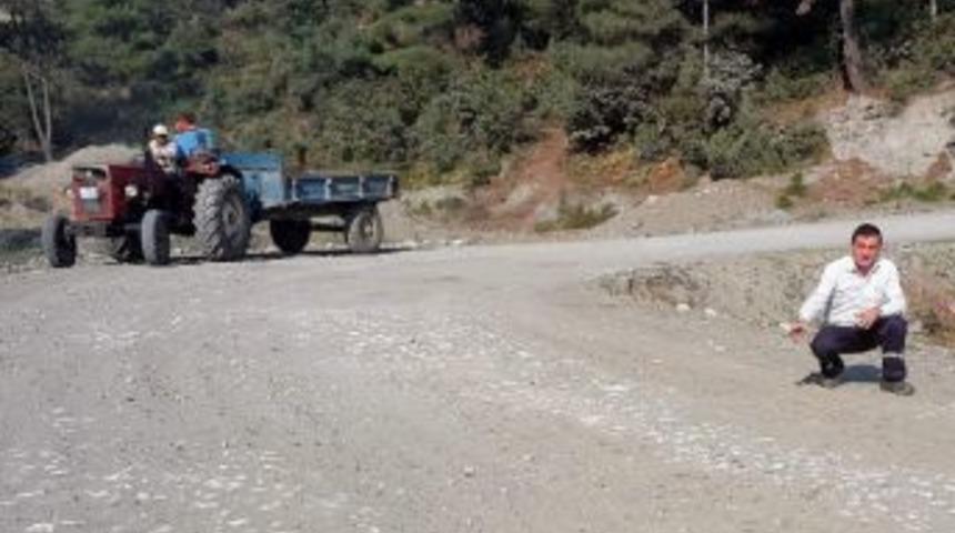 Orhaneli&rsquo;nde K&ouml;y Yolları K&ouml;stebek Yuvası