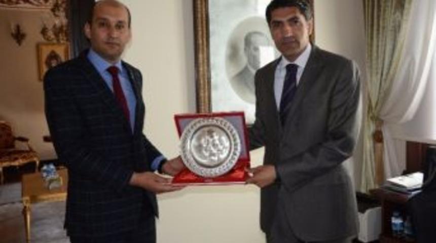 Mehmet &Ouml;zşahin&rsquo;e Şehit Ailelerinden Teşekk&uuml;r Plaketi