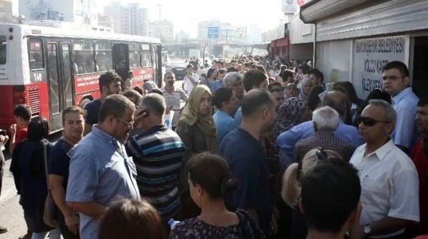 Y&uuml;zlerce Kişilik Kentkart Kuyruğu