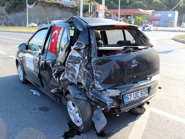 Zonguldak’ta İşçi Servisi Otomobile Çarptı: 10 Yaralı