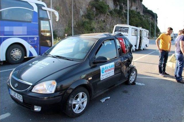 Zonguldak’ta İşçi Servisi Otomobile Çarptı: 10 Yaralı