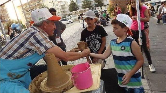 Çocuklara Her Gün Bedava Çamurdan Bardak 2