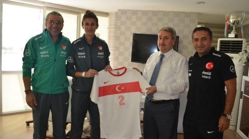 Taşkesenligil&rsquo;e En Anlamlı Hediye