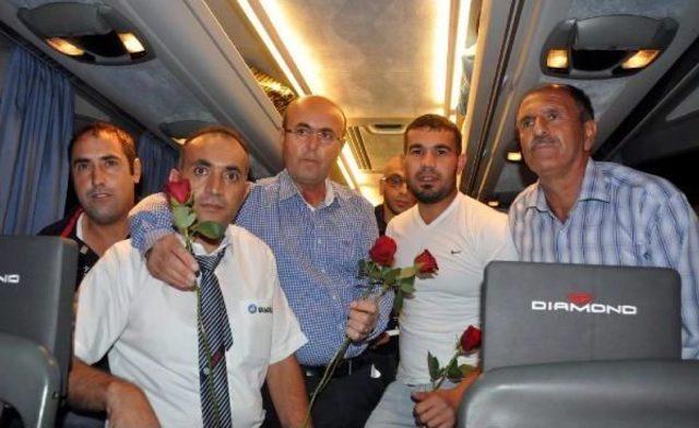 Doğu Ve G&uuml;neydoğu ya Giden Yolculara Karanfil Ve &Ccedil;ikolata 1