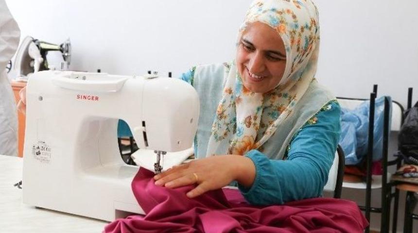 &Uuml;cretsiz Kumaşlar Hanımların Ellerinde Hayat Buluyor