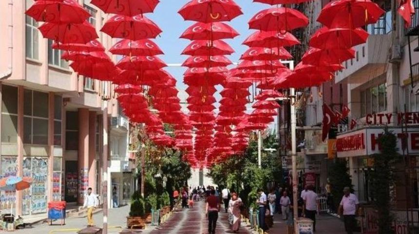 Şemsiye Sokağı Ay Yıldıza B&uuml;r&uuml;nd&uuml;