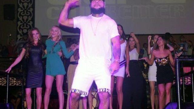 Güzeller Gece Kulübünde Eğlendi