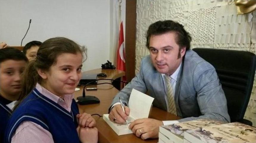 43 Yıla 25 Kitap Sığdırdı