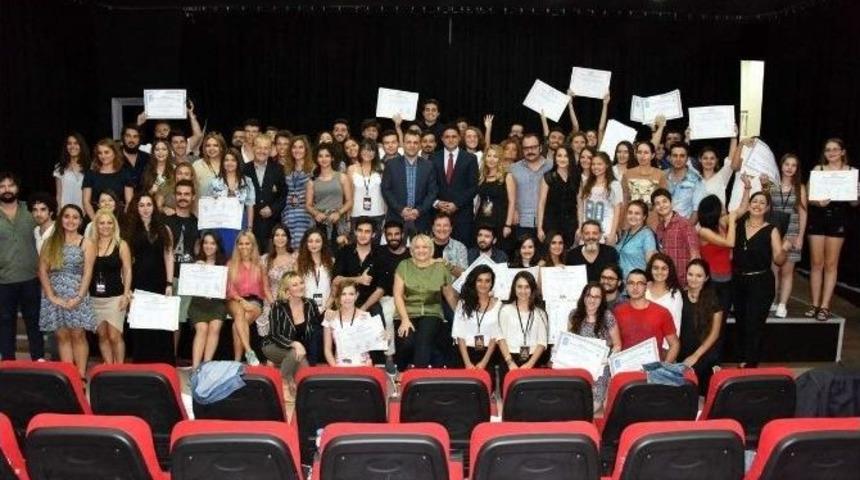 &ldquo;ustalarla Oyunculuk At&ouml;lyesi&rdquo;nde Sertifikalar Dağıtıldı