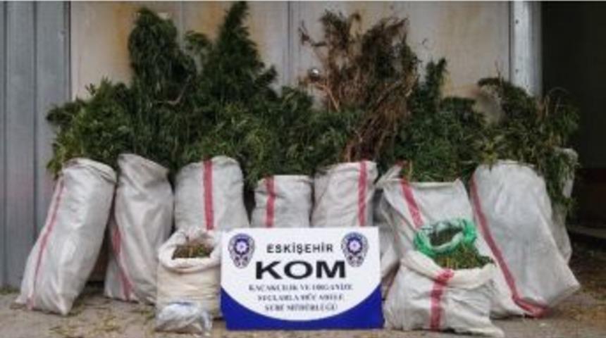 Polisin Uyuşturucu İle M&uuml;cadelesi S&uuml;r&uuml;yor