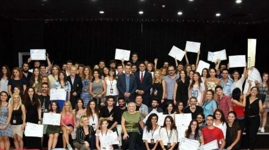 &lsquo;ustalarla Oyunculuk At&ouml;lyesi&rsquo;nde Kursiyerler Sertifikalarını Aldı