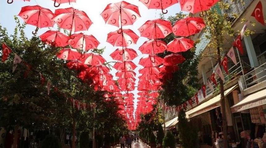 Ay Yıldızlı Şemsiyeler, Şehitlere Saygı İ&ccedil;in Asıldı