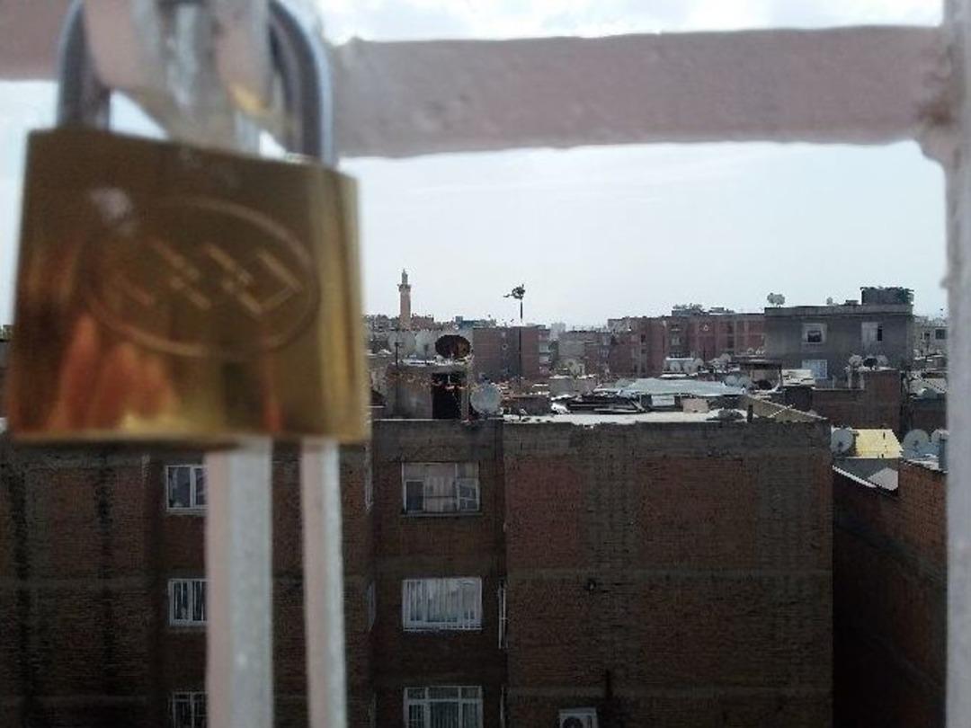 Diyarbakır&rsquo;ın Sur İl&ccedil;esinde Sokağa &Ccedil;ıkma Yasağı Devam Ediyor