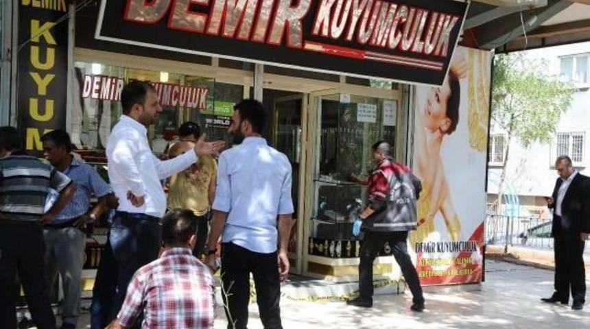 Sahibini T&uuml;fekle Vurdukları Kuyumcuyu Soydular
