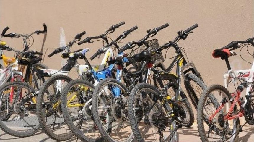 5 &Ccedil;ocuk 1 Ayda 36 Bisiklet &Ccedil;aldı