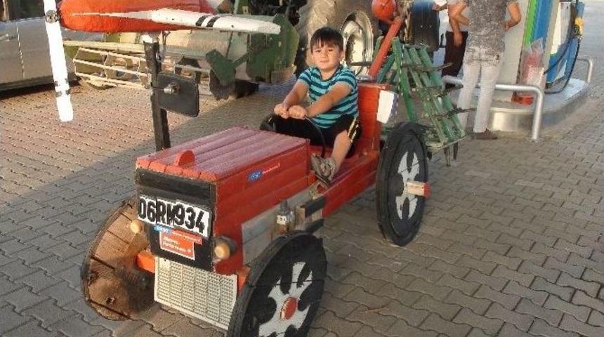 Ahşaptan Yapılan Trakt&ouml;r Maketi Yoğun İlgi G&ouml;r&uuml;yor