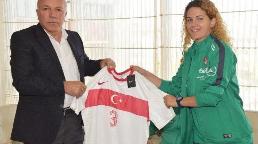 Kadın A Milli Futbol Takımı Y&ouml;neticilerinden Sekmen&rsquo;e Ziyaret