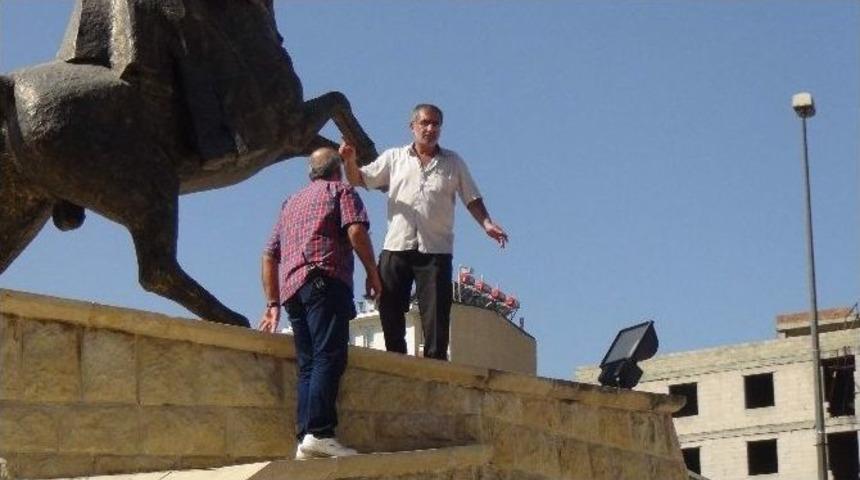 Alkoll&uuml; Vatandaştan İlgin&ccedil; Ter&ouml;r Protestosu