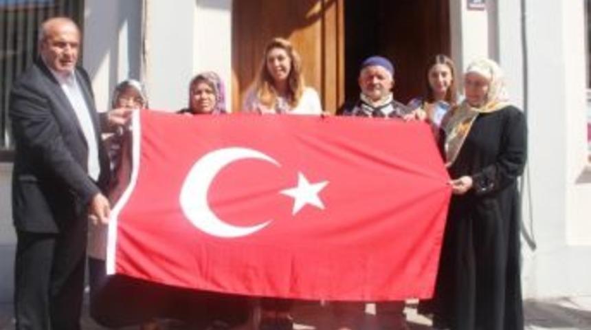 Taşk&ouml;pr&uuml; Belediyesi 3 Bin Adet T&uuml;rk Bayrağı Dağıttı