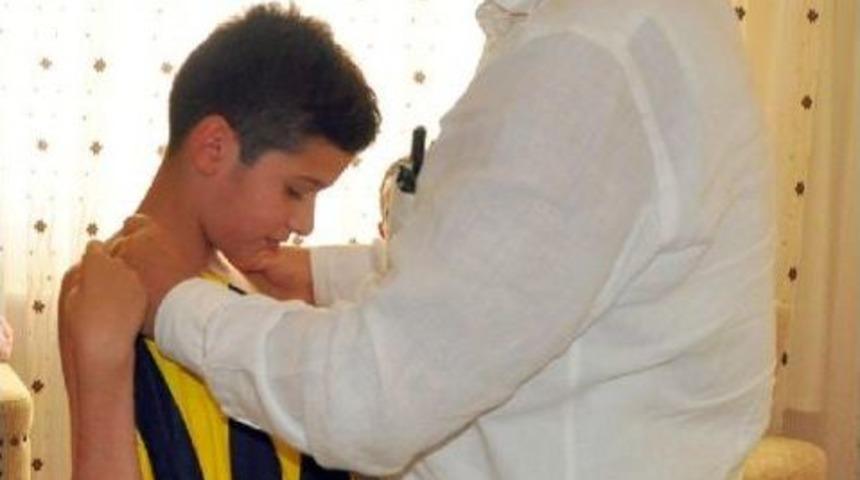 Chp'li Ağbaba, Şehit &Ccedil;ocuklarına Imzalı Fenerbah&ccedil;e Forması G&ouml;nderdi