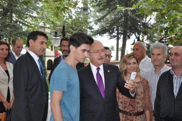 Kılıçdaroğlu Selfie Çekerken Elleri Titreyen Hayranına Böyle Yardım Etti