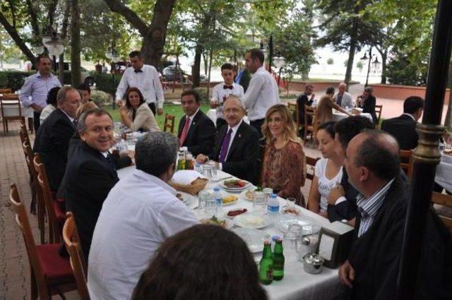 Kılıçdaroğlu Selfie Çekerken Elleri Titreyen Hayranına Böyle Yardım Etti