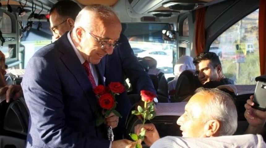 Kayseri&rsquo;de Doğuya Giden Yolculara G&uuml;l Ve Lokum İkram Edildi