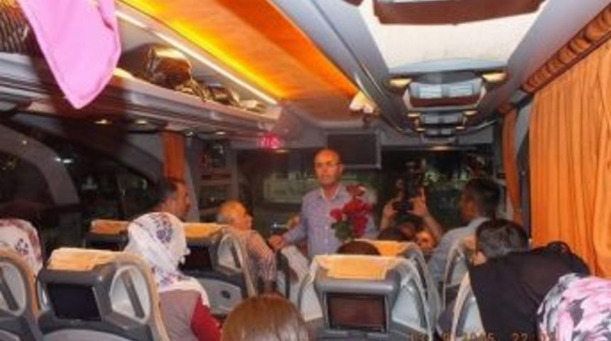 Kırşehir&rsquo;de Doğuya Giden Otob&uuml;s Yolcularına &Ccedil;ikolata İkram Edilip &Ccedil;i&ccedil;ek Verildi