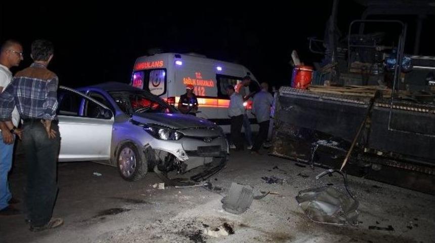 Otomobil Asfalt Finişerine &Ccedil;arptı: 1 &Ouml;l&uuml;, 3 Yaralı