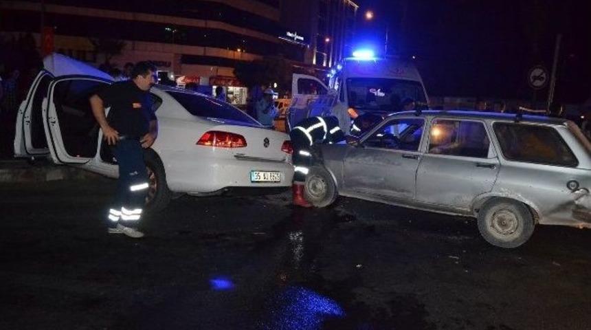 Manisa&rsquo;da İki Otomobil &Ccedil;arpıştı: 2 Yaralı