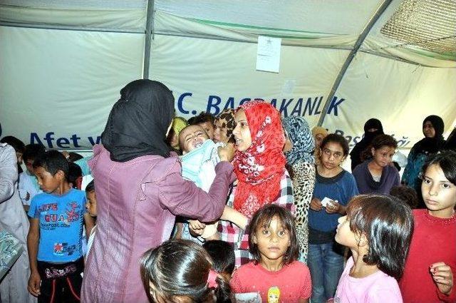 Çadır Kentteki Yetimler Bayram Öncesi Sevindirildi