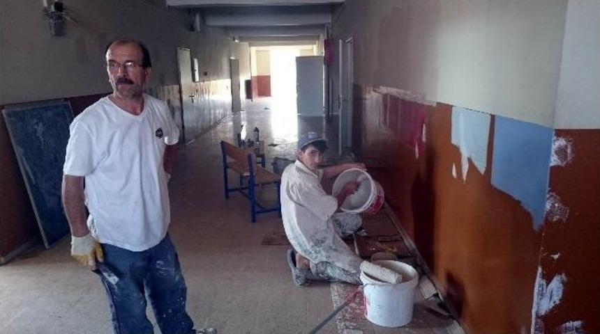 Veliler &Ccedil;ocuklarının Okulunu İmece Usul&uuml;yle Yeniledi