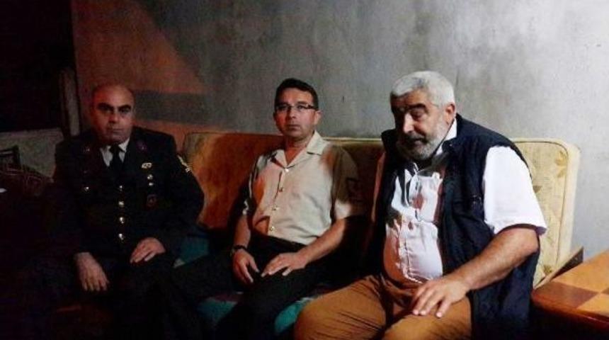 Pkk'lıların A&ccedil;tığı Ateşle Yaralanan Uzman &Ccedil;avuşun Babasına 'ge&ccedil;miş Olsun' Ziyareti