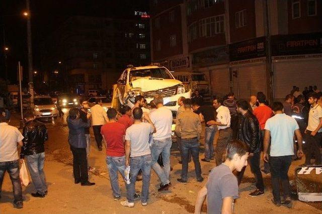 Van&rsquo;da Sıkışmalı Trafik Kazası: 7 Yaralı 1