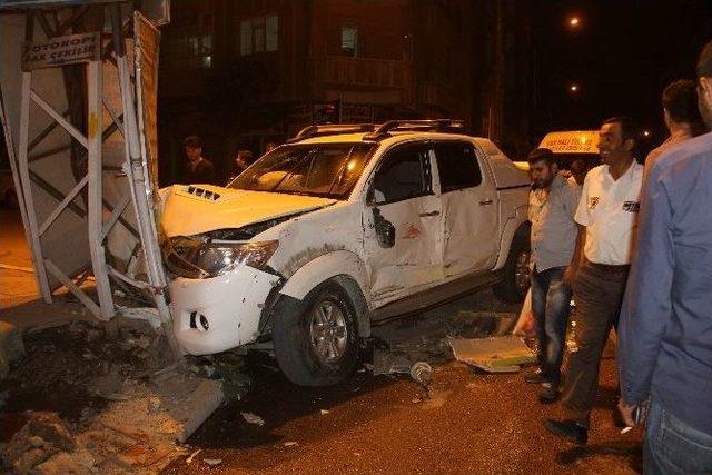 Van&rsquo;da Sıkışmalı Trafik Kazası: 7 Yaralı 2