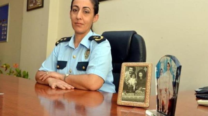 Şehit Ailelerine Acı Haberi Şehit Kızı Polis M&uuml;d&uuml;r&uuml; Veriyor