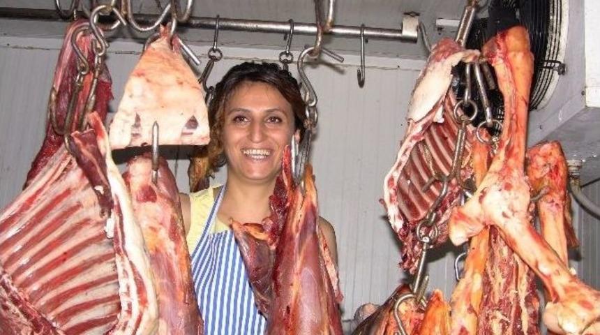 Artvinli Bayan Kasap Yaptığı İşle Dikkat &Ccedil;ekiyor