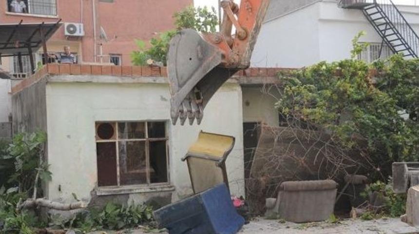 Yenişehir&rsquo;de Terk Edilmiş Binalar Yıkılıyor